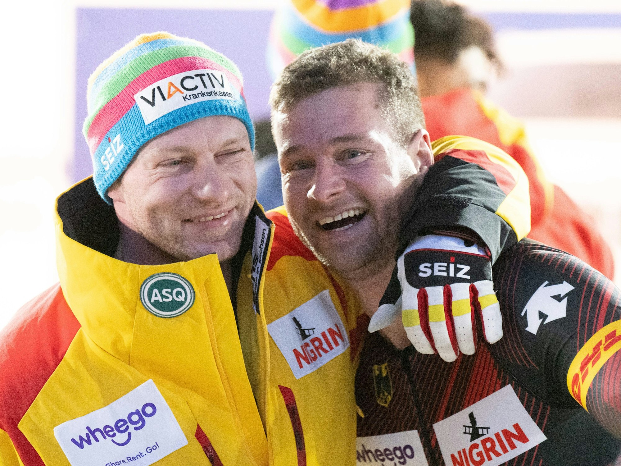 Francesco Friedrich (l.) und Johannes Lochner freuen sich nach einem Rennen gemeinsam.