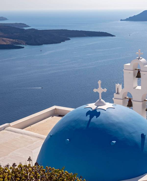 Ikonische Kirche mit blauer Kuppel und Glockenturm, Drei Glocken von Fira, mit Kreuzfahrtschiff Costa Fortuna, Katholische Kirche der Entschlafung, Firostefani, Santorin, Griechenland, Europa