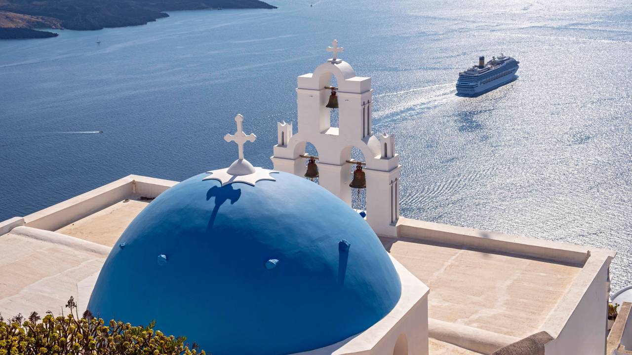 Ikonische Kirche mit blauer Kuppel und Glockenturm, Drei Glocken von Fira, mit Kreuzfahrtschiff Costa Fortuna, Katholische Kirche der Entschlafung, Firostefani, Santorin, Griechenland, Europa