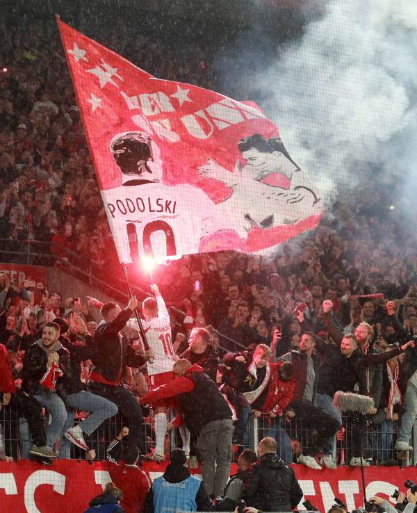 Lukas Podolski feierte bei seinem Abschiedsspiel mit den Ultras und einer Pyro-Fackel in der Hand.