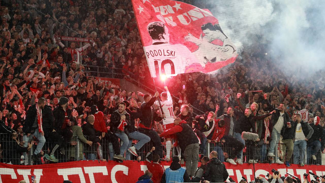 Lukas Podolski feierte bei seinem Abschiedsspiel mit den Ultras und einer Pyro-Fackel in der Hand.