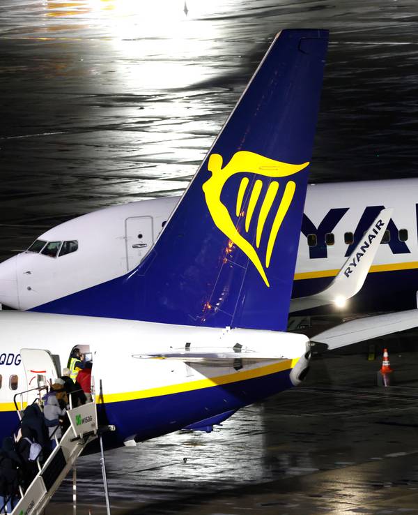 Ryanair: In einem Flieger hat sich ein Mann offenbar komplett daneben benommen. Daraufhin musste der Flug sogar umgeleitet werden. Unser Symbolbild zeigt Ryanair-Maschinen im Jahr 2023.