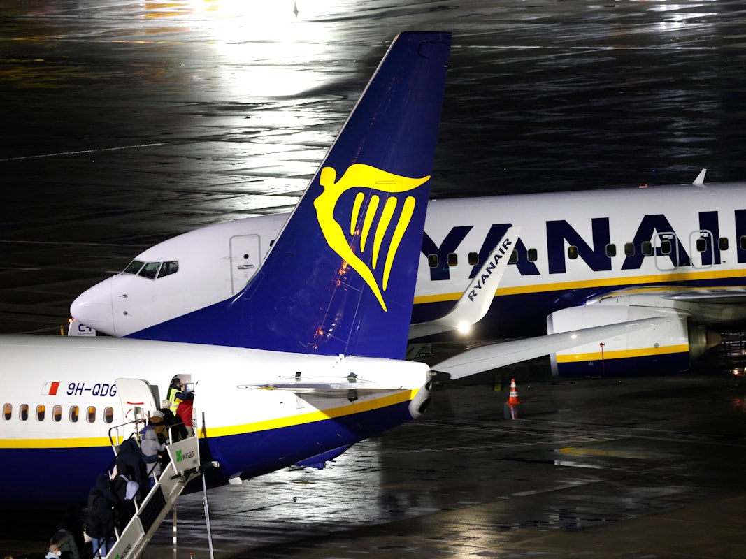 Ryanair: In einem Flieger hat sich ein Mann offenbar komplett daneben benommen. Daraufhin musste der Flug sogar umgeleitet werden. Unser Symbolbild zeigt Ryanair-Maschinen im Jahr 2023.