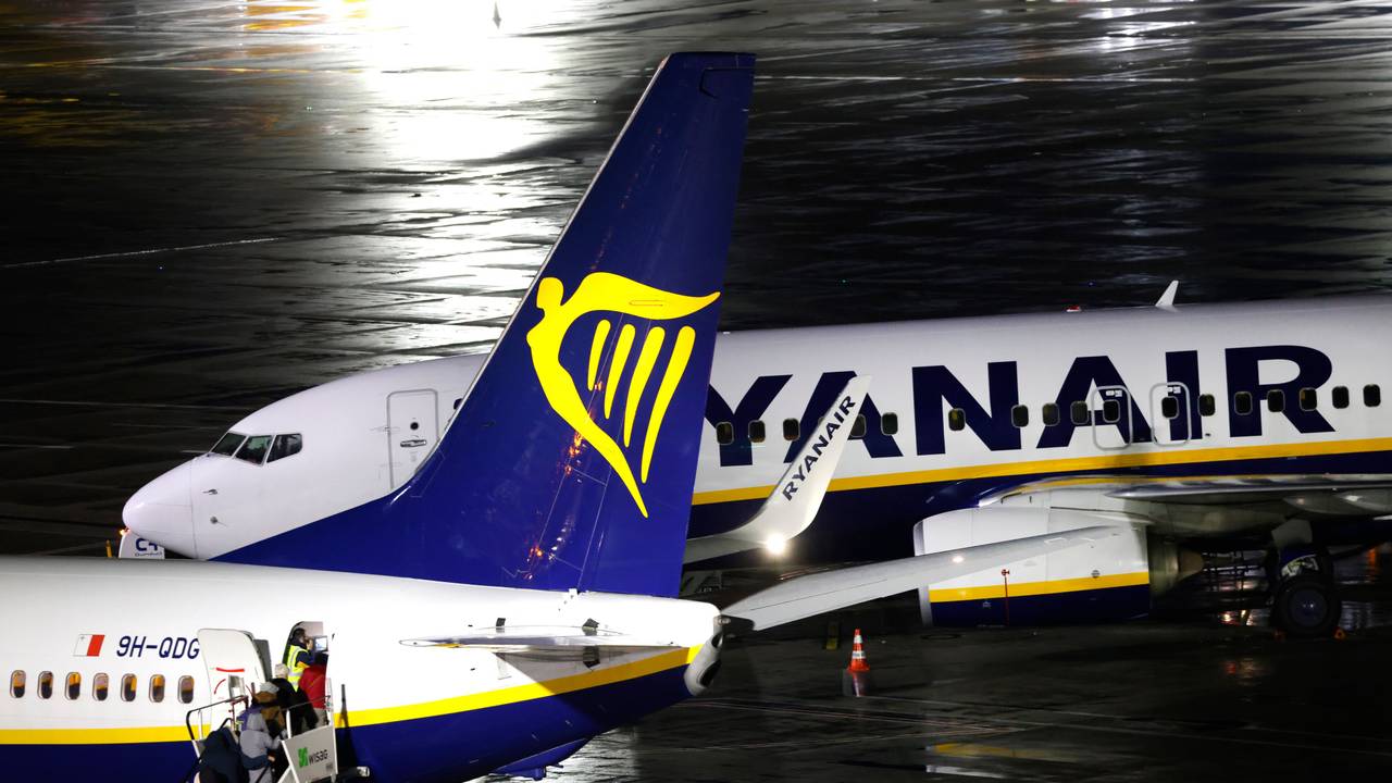 Ryanair: In einem Flieger hat sich ein Mann offenbar komplett daneben benommen. Daraufhin musste der Flug sogar umgeleitet werden. Unser Symbolbild zeigt Ryanair-Maschinen im Jahr 2023.
