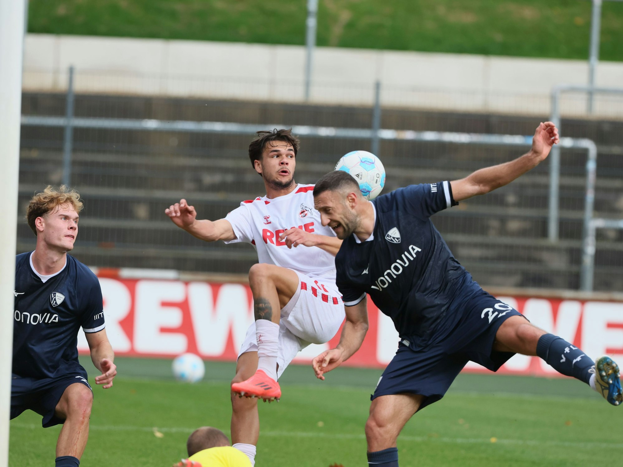 Max Finkgräfe im Zweikampf mit Ivan Ordets.
