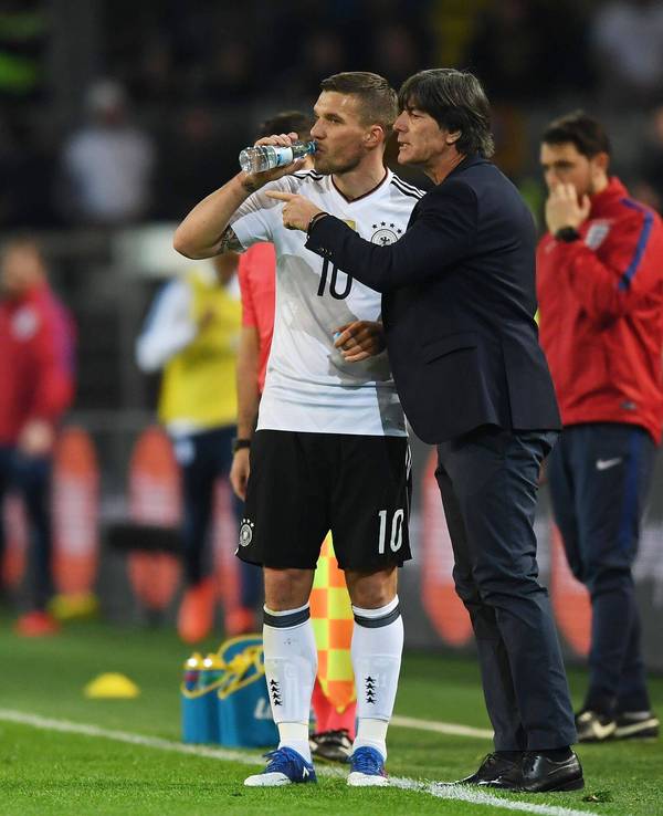 Lukas Podolski und der ehemalige Bundestrainer Joachim Löw am 22. März 2017 beim letzten Länderspiel des Angreifers gegen England.