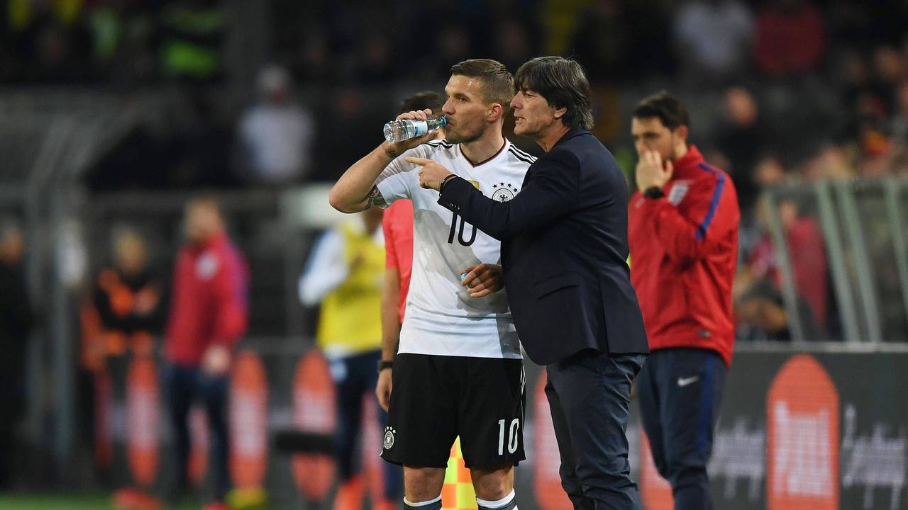 Lukas Podolski und der ehemalige Bundestrainer Joachim Löw am 22. März 2017 beim letzten Länderspiel des Angreifers gegen England.