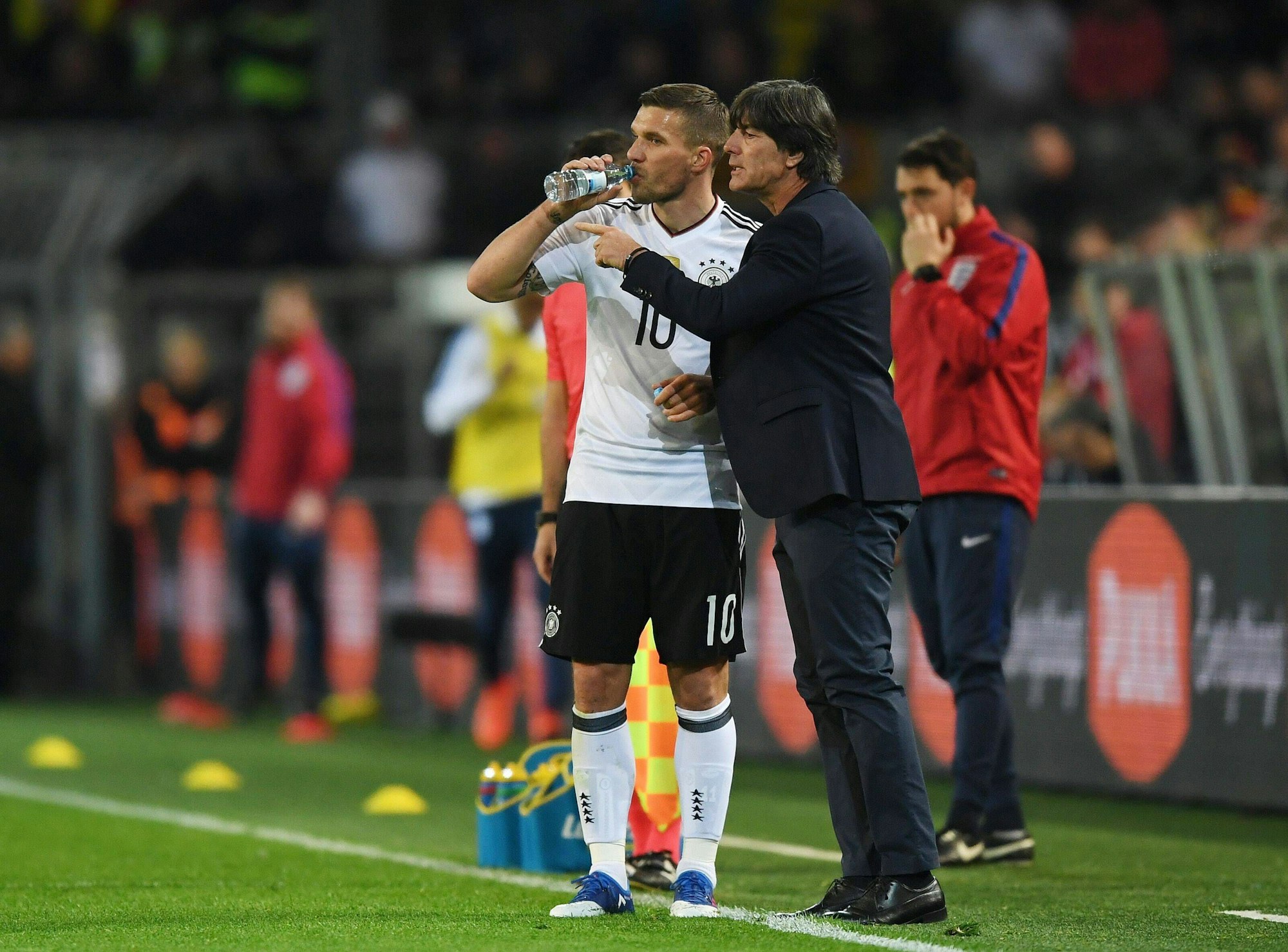 Lukas Podolski und der ehemalige Bundestrainer Joachim Löw am 22. März 2017 beim letzten Länderspiel des Angreifers gegen England.