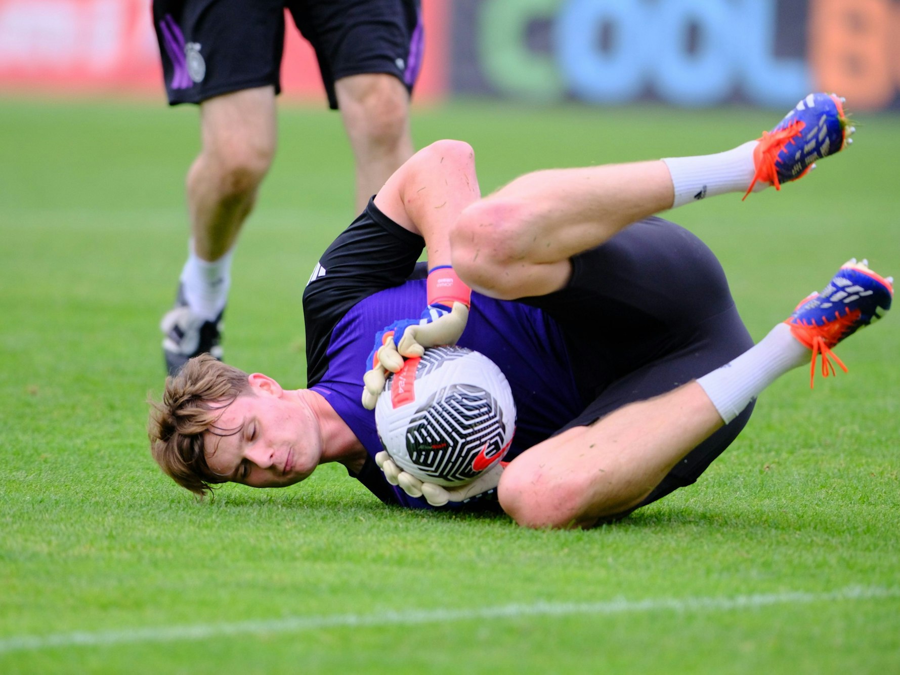 Deutschlands Torhüter Jonas Urbig beim Aufwärmen vor dem Spiel der U21.