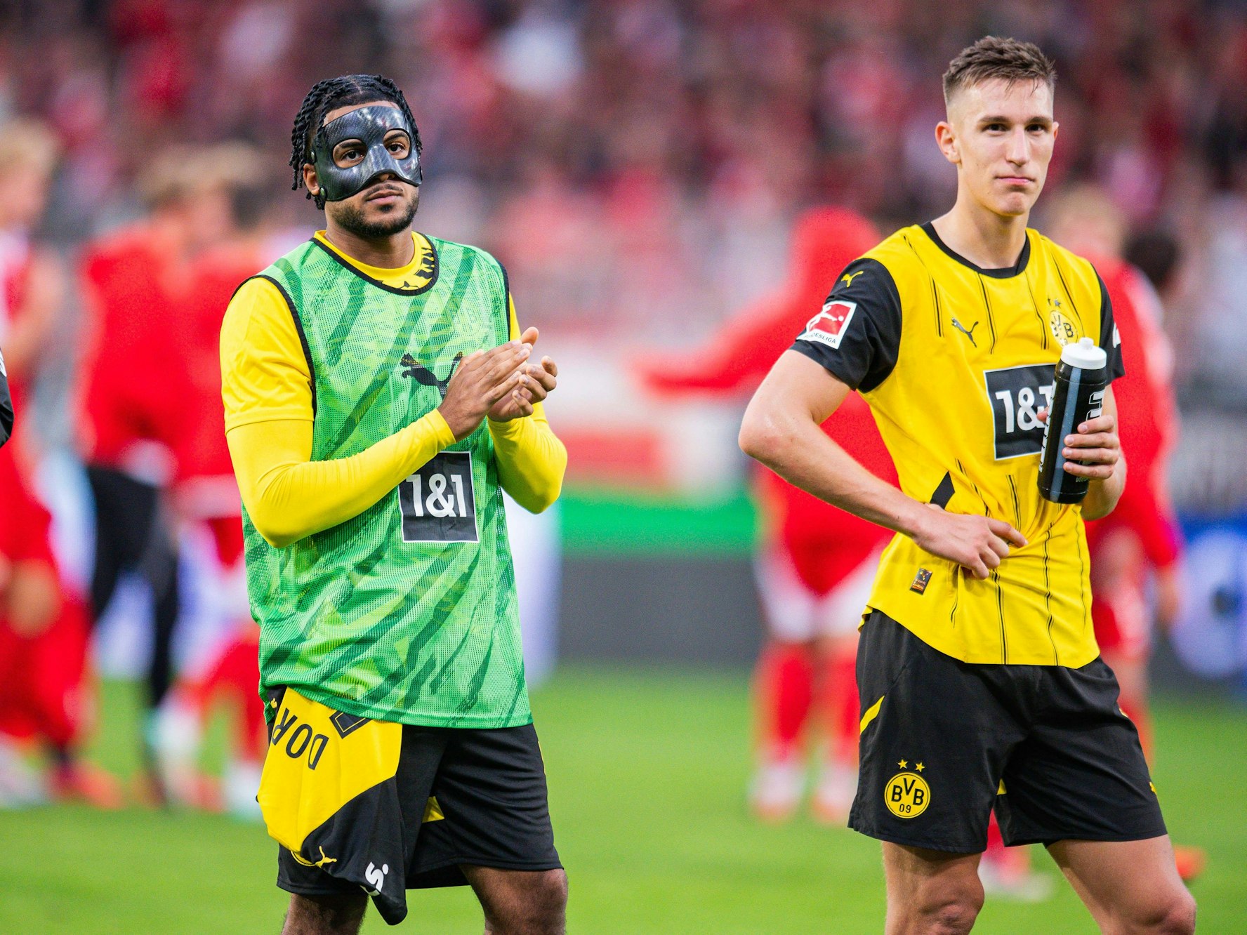 Almugera Kabar und Nico Schlotterbeck bedanken sich bei den Fans.