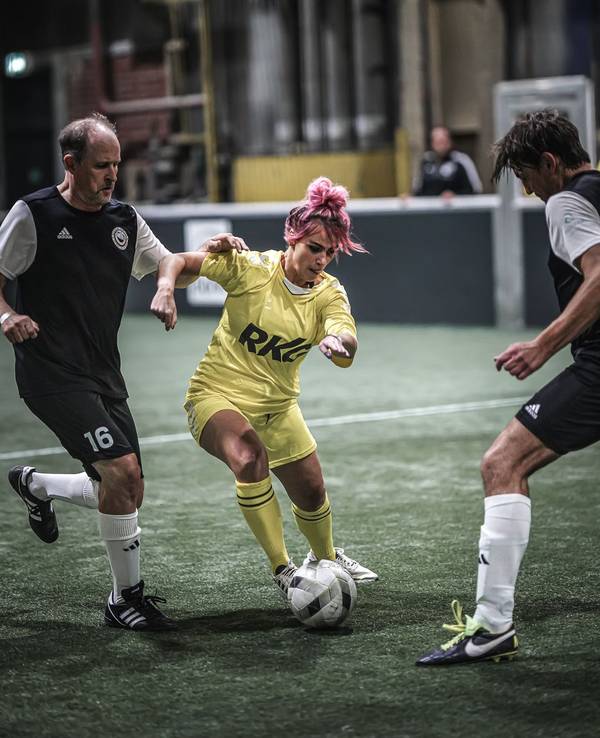 Fußball-Szene der Komiker-Nationalmannschaft bei einem Hallenturnier.
