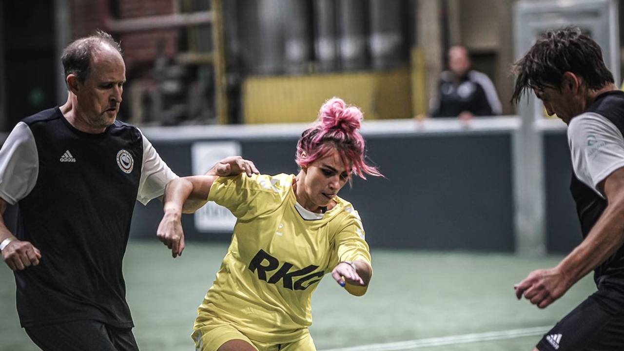 Fußball-Szene der Komiker-Nationalmannschaft bei einem Hallenturnier.
