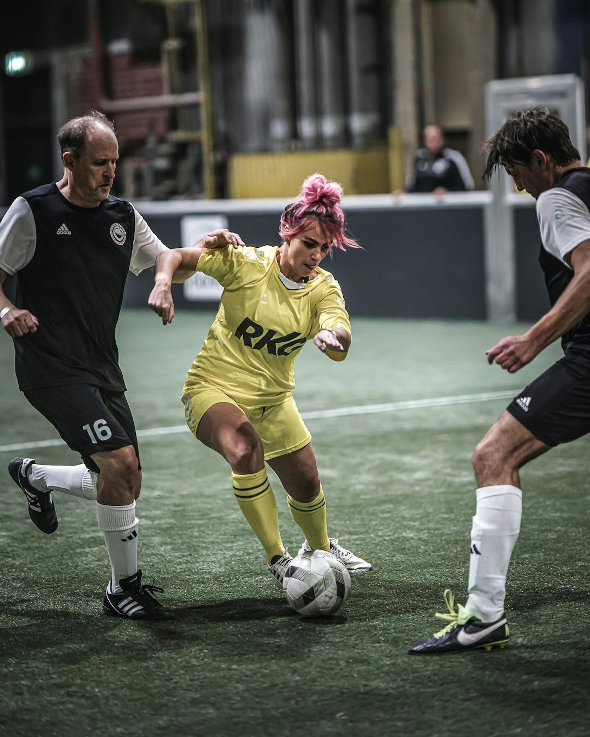 Fußball-Szene der Komiker-Nationalmannschaft bei einem Hallenturnier.