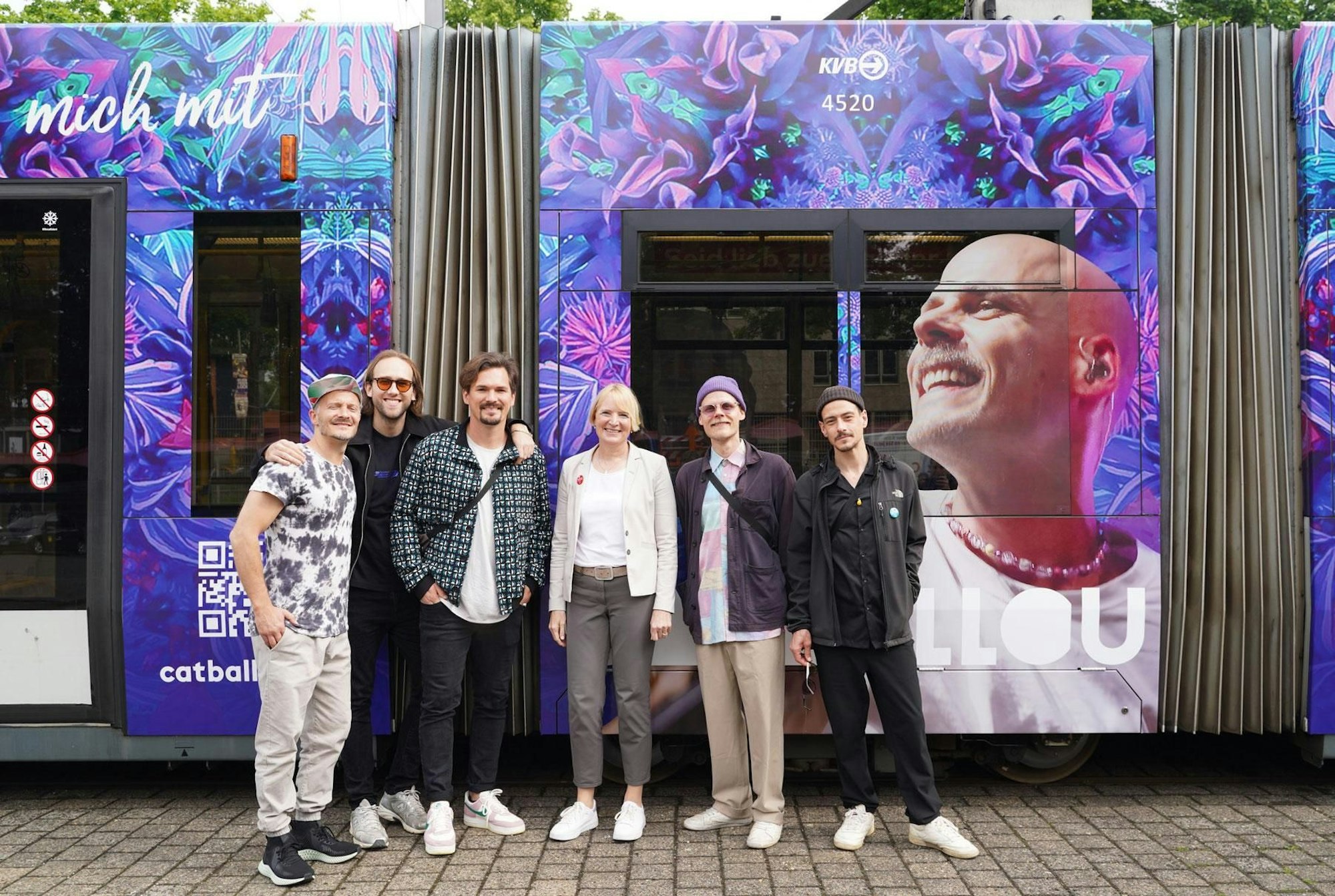 Stefanie Haaks mit Cat Ballou vor der gestalteten Kampagnen Bahn