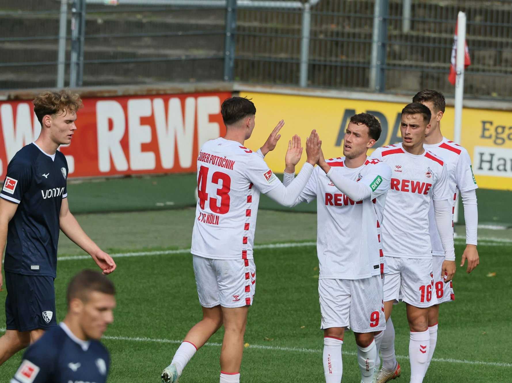 Rasmus Carstensen und Ivan Ordets erwarten den Ball vor ihren Teamkollegen. (Foto: 10. Oktober 2024)