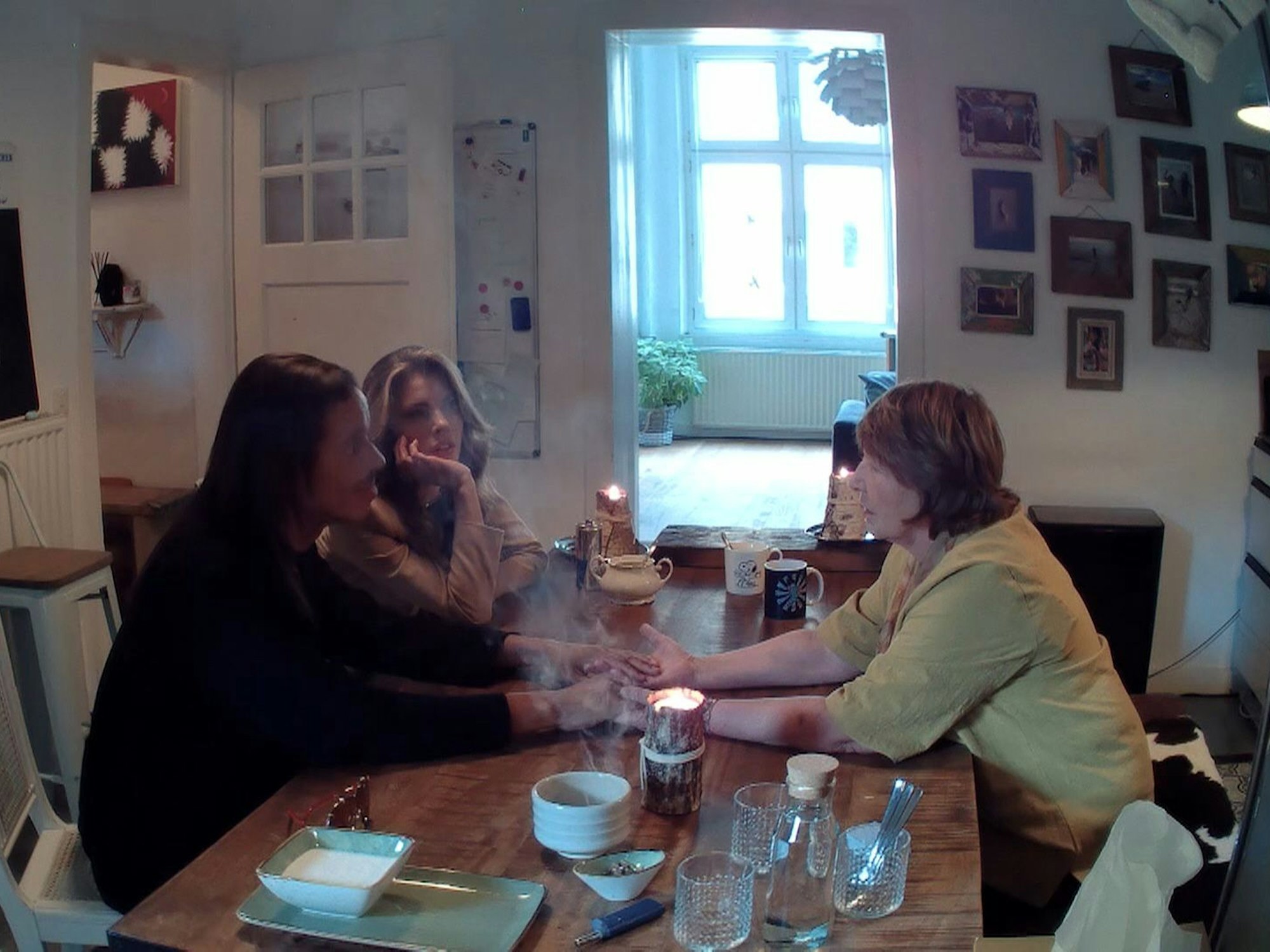 Victoria Swarovski und Jorge González (l.) am Tisch bei einer (angeblichen) Wahrsagerin in Köln.