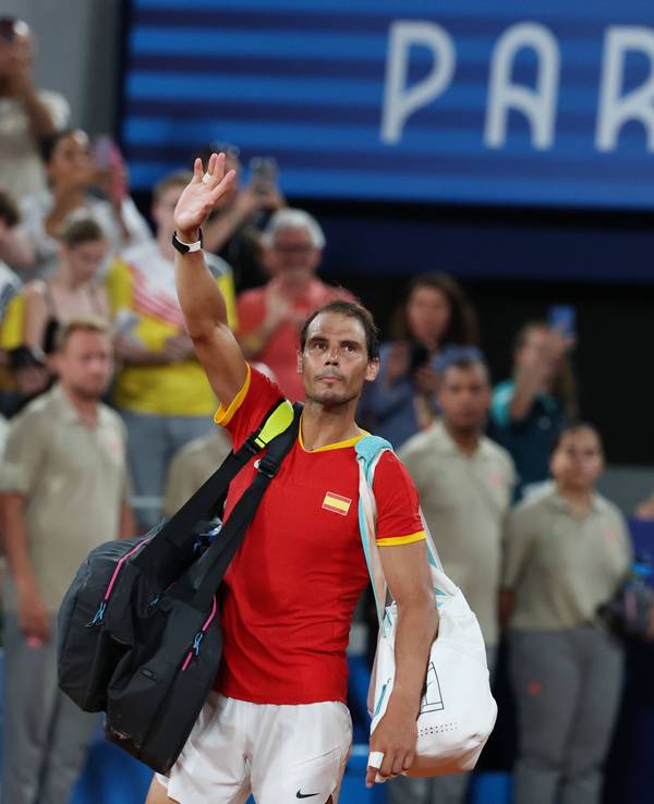 Rafael Nadal verabschiedet sich von den Fans in Paris.