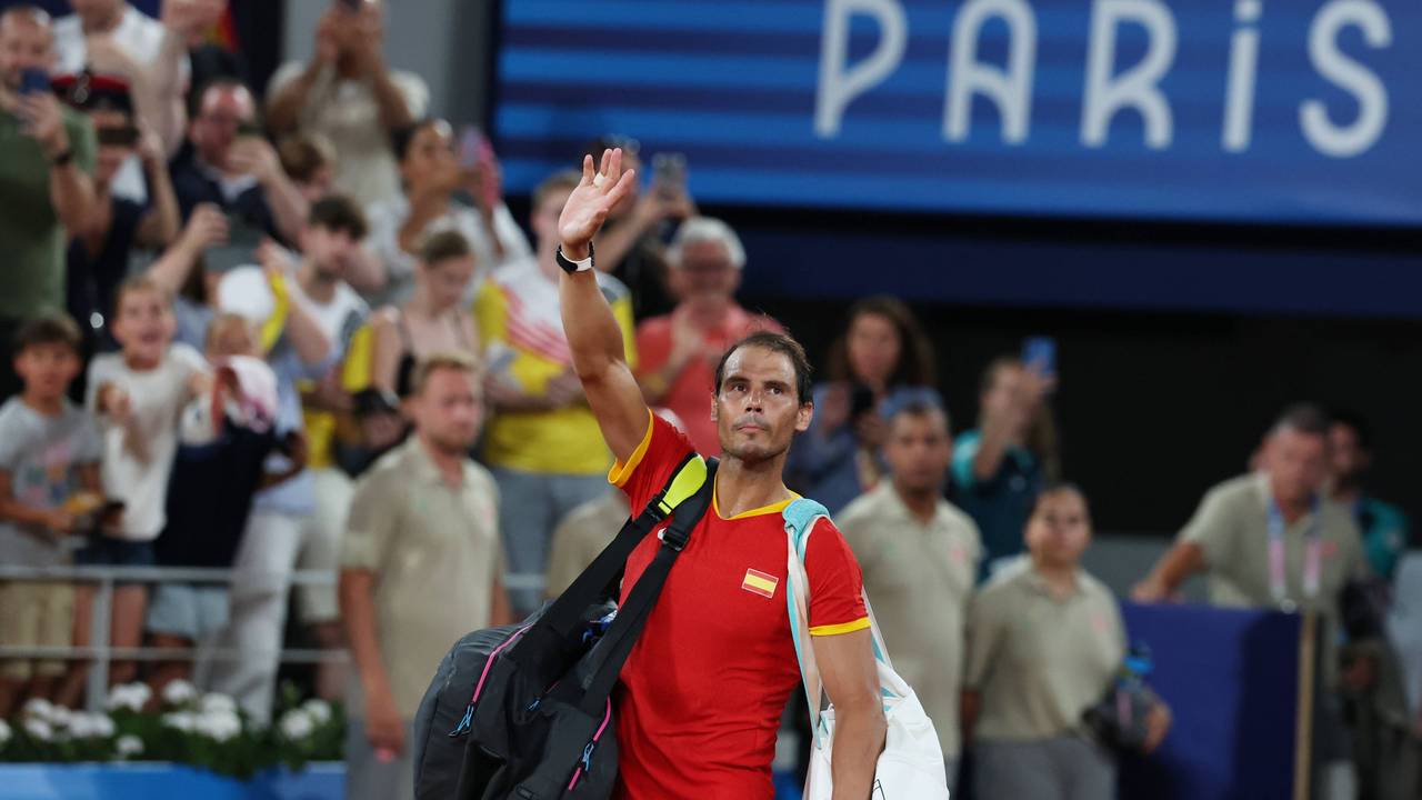 Rafael Nadal verabschiedet sich von den Fans in Paris.