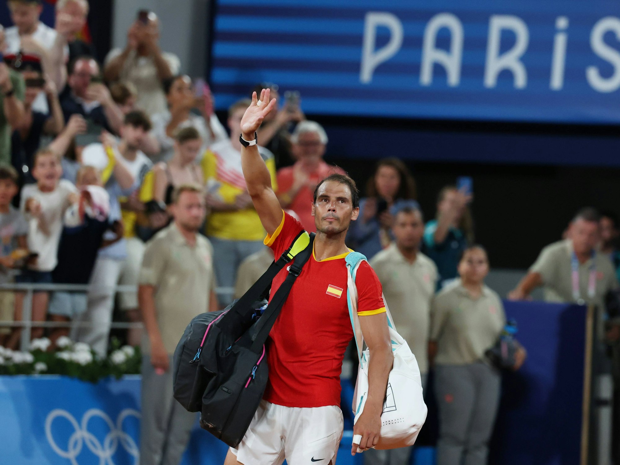 Rafael Nadal verabschiedet sich von den Fans in Paris.