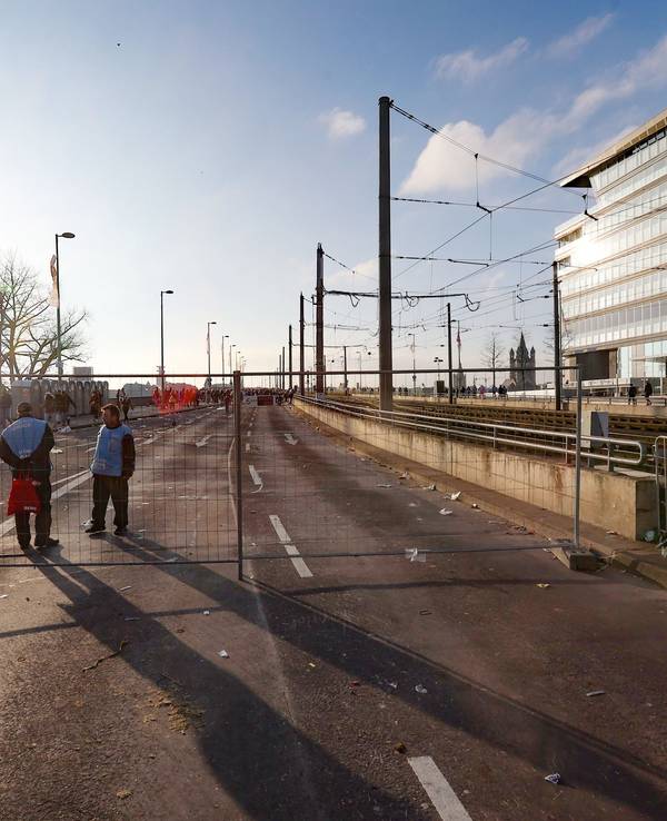 Zaun steht am Anfang der Deutzer Brücke in Köln, die Brücke ist an Karneval abgesperrt.