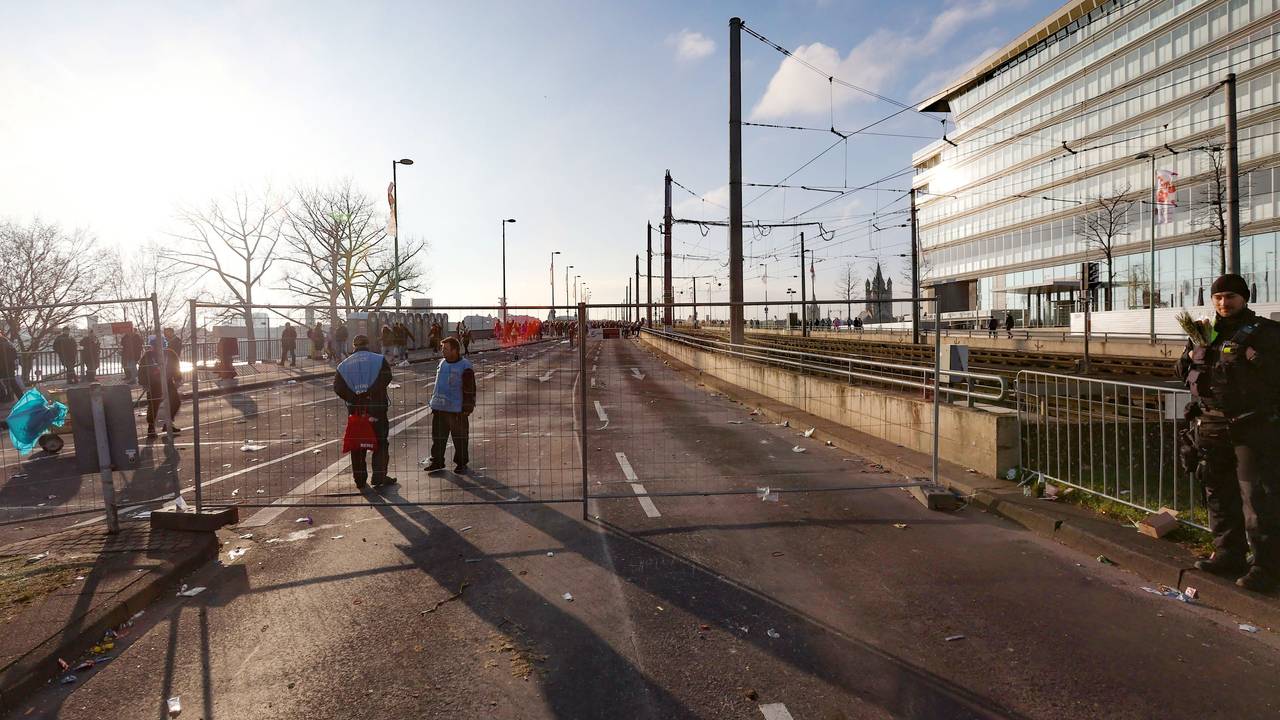 Zaun steht am Anfang der Deutzer Brücke in Köln, die Brücke ist an Karneval abgesperrt.