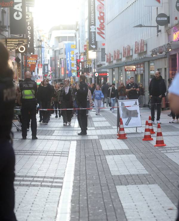 Die Polizei hat die Fußgängerzone abgesperrt, vor dem Flatterband stehen zwei Einsatzkräfte.