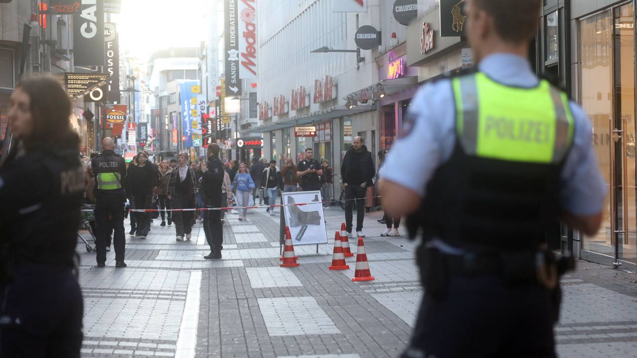 Die Polizei hat die Fußgängerzone abgesperrt, vor dem Flatterband stehen zwei Einsatzkräfte.