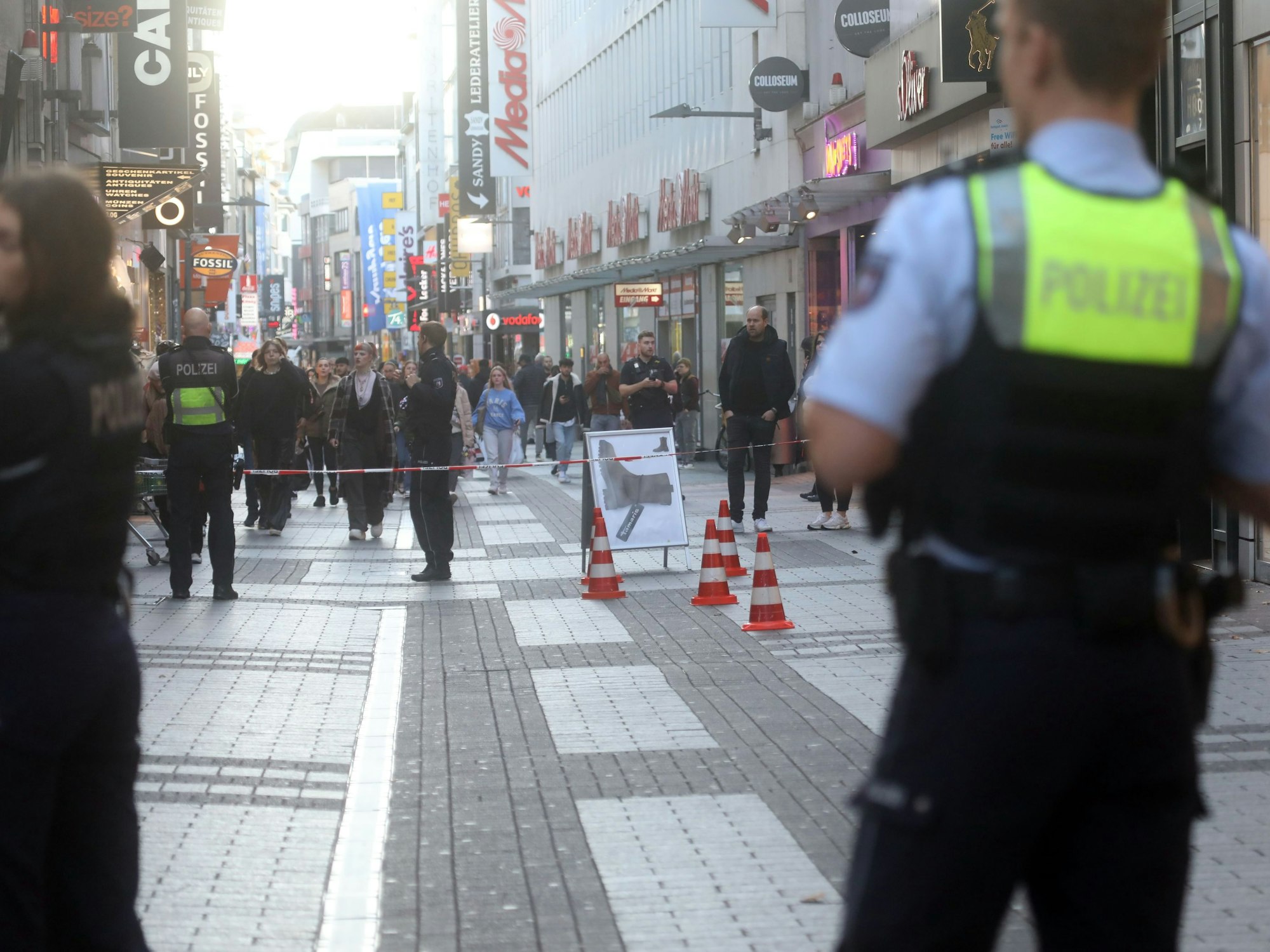 Polizei sperrt Bereich in der Kölner Innenstadt nach einer Messer-Attacke ab.
