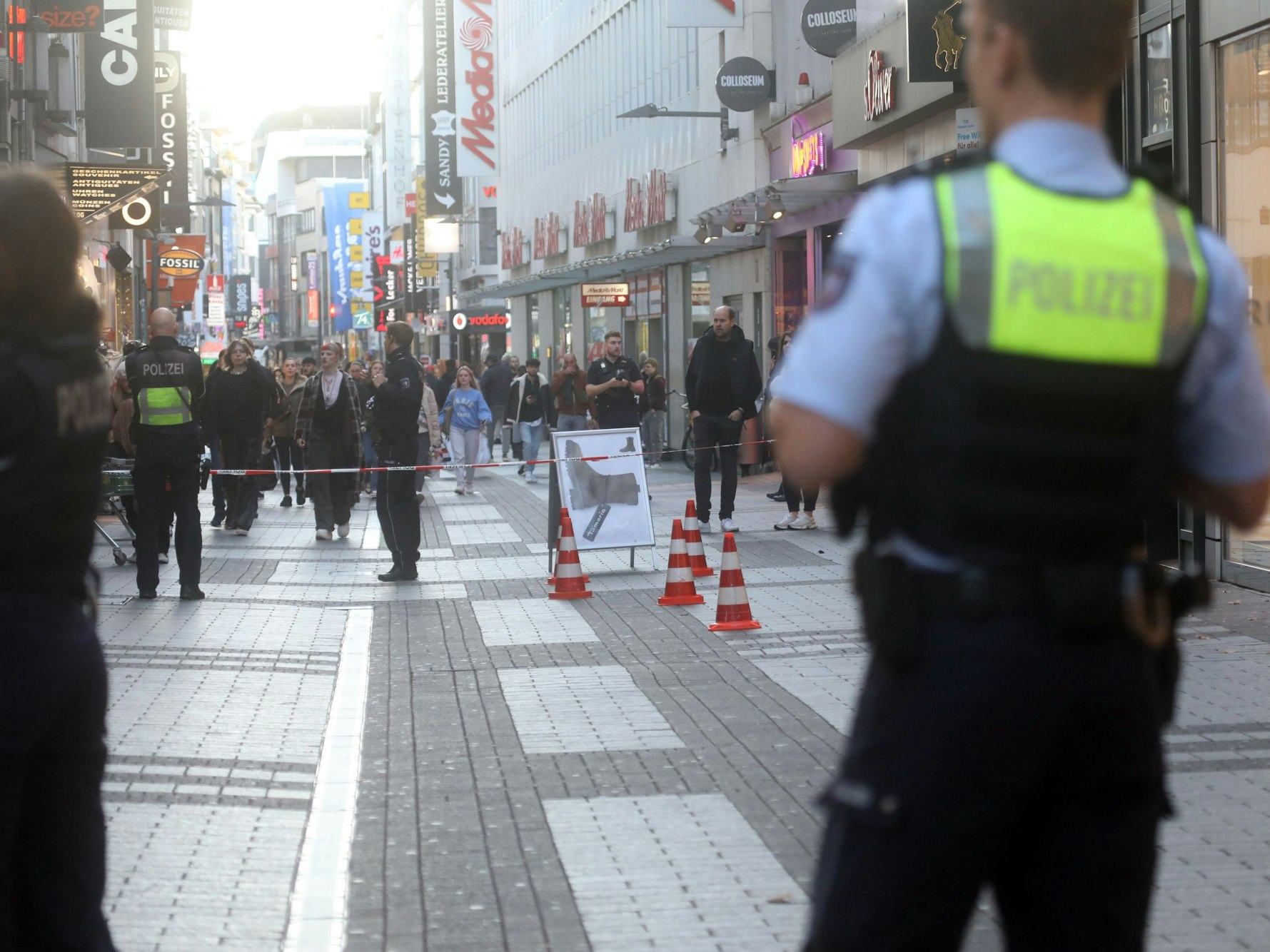 Polizei hat einen Bereich in der Kölner City nach einer Messer-Attacke abgesperrt.