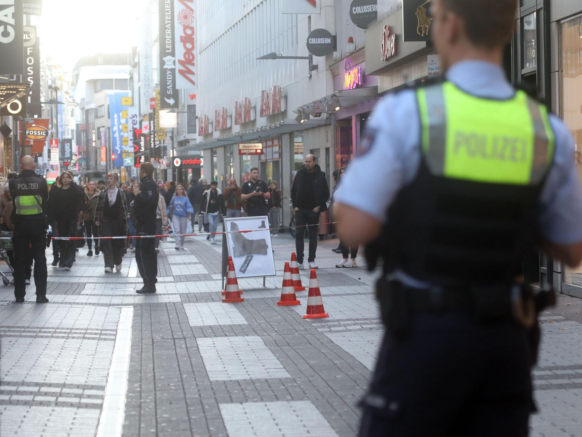 Polizei sperrt Bereich in der Kölner Innenstadt nach einer Messer-Attacke ab.