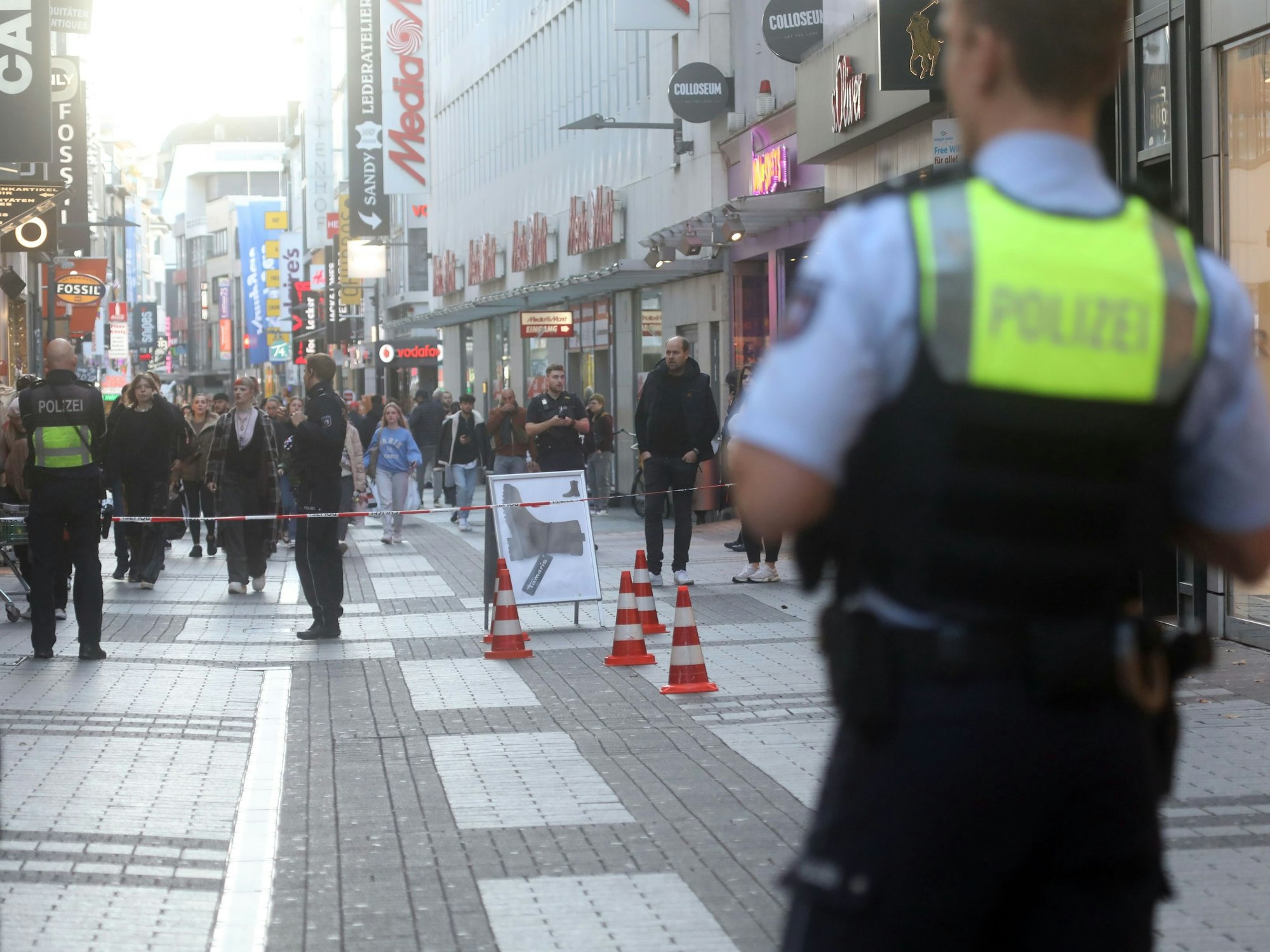 Polizei sperrt Bereich in der Kölner Innenstadt nach einer Messer-Attacke ab.