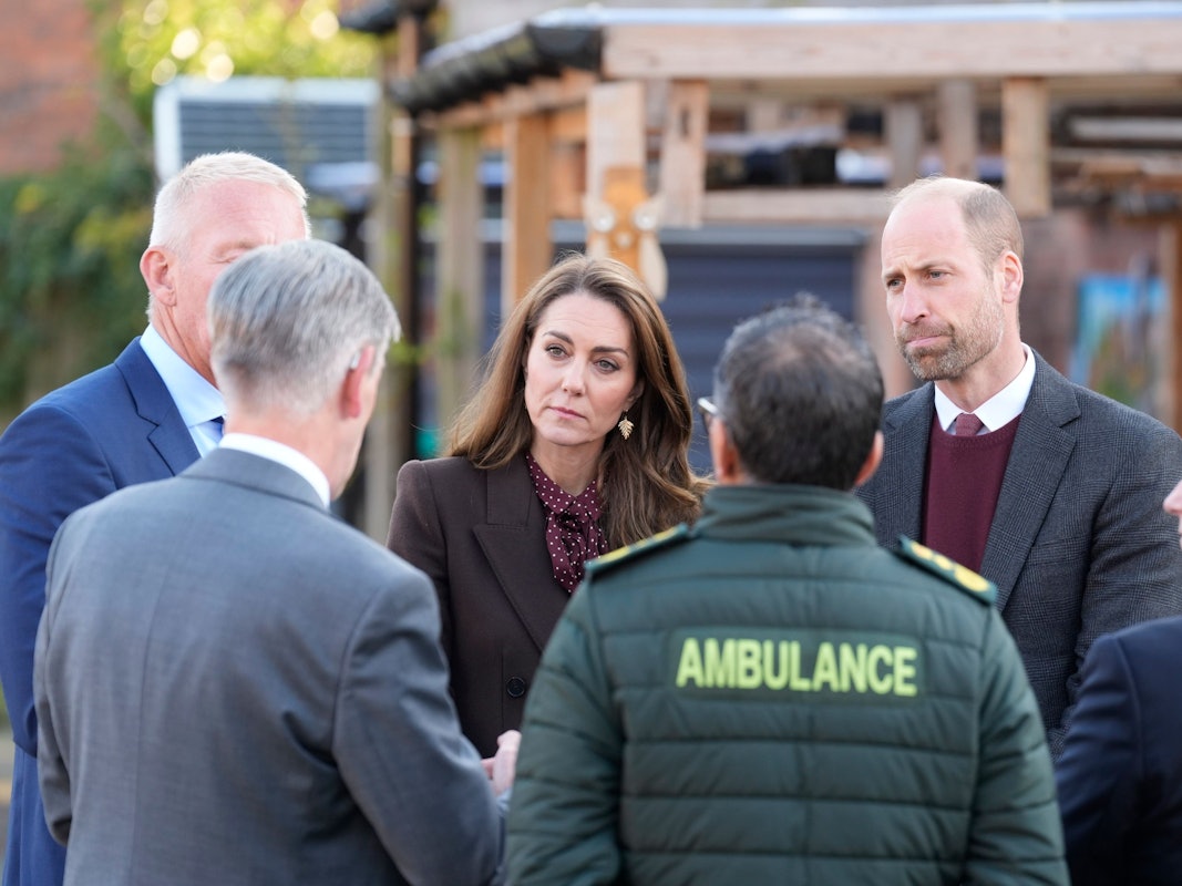 Zweieinalb Monate nach dem Messerangriff im englischen Southport hat sich das britische Thronfolgerpaar mit den Angehörigen der getöteten Kinder und Ersthelfern getroffen.