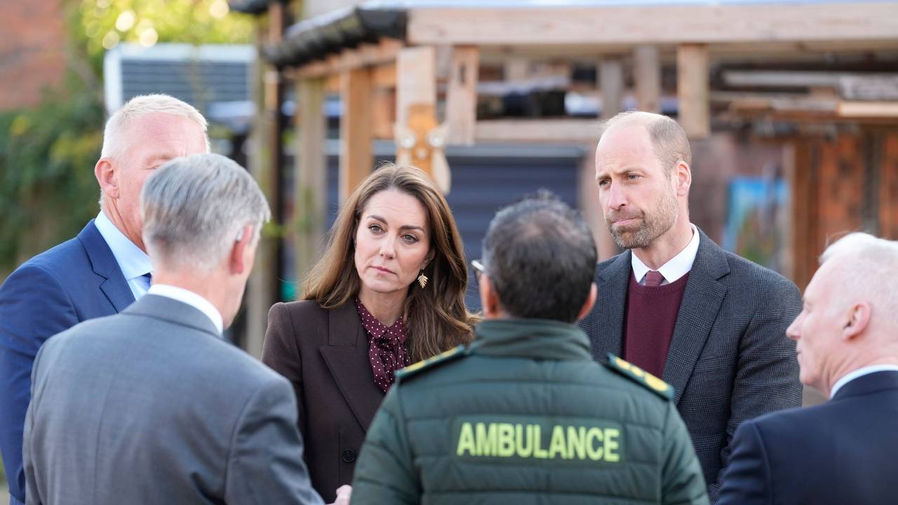 Zweieinalb Monate nach dem Messerangriff im englischen Southport hat sich das britische Thronfolgerpaar mit den Angehörigen der getöteten Kinder und Ersthelfern getroffen.