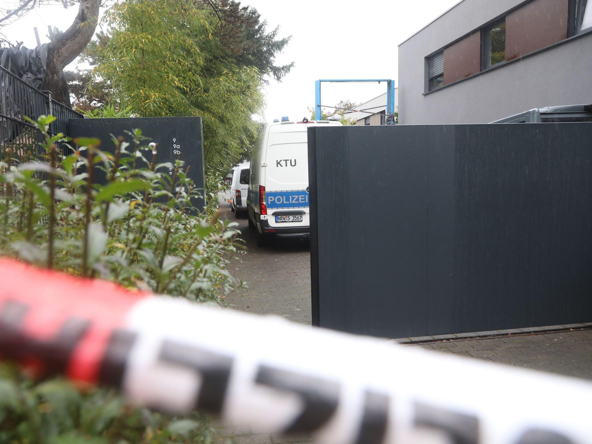 Polizei-Auto steht in einem abgesperrten Bereich vor der Villa des Toten in Köln.