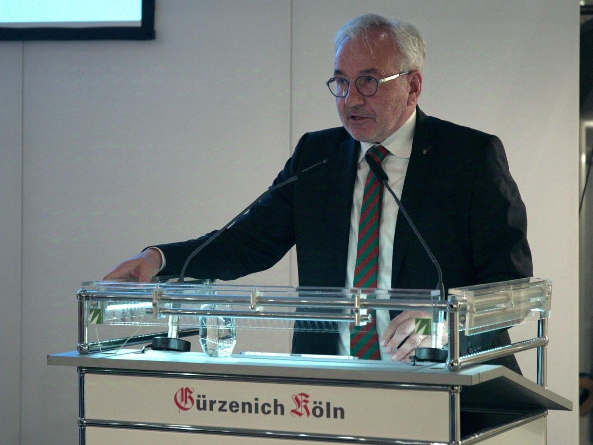 Hans Kölschbach am Rednerpult.