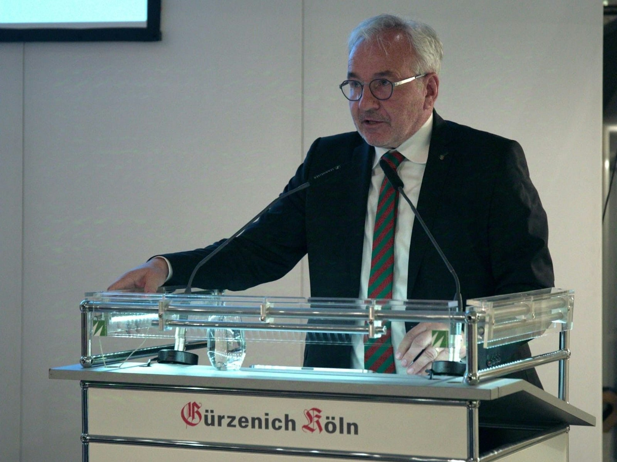 Hans Kölschbach am Rednerpult.