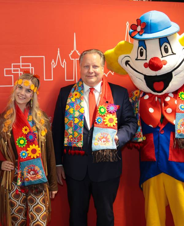 Alexander Berg und Lutz Schade bei der Vorstellung des Mottoschals 2025.