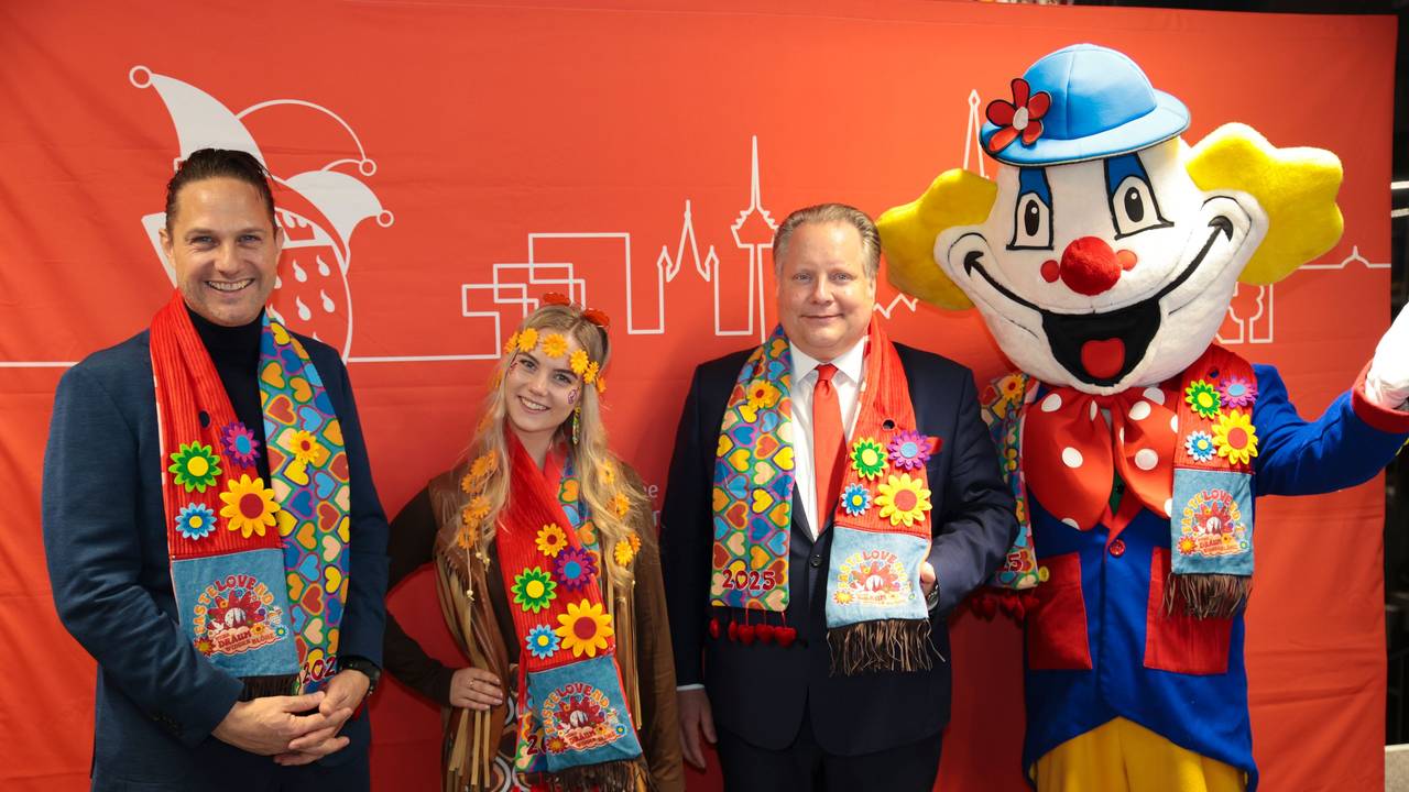 Alexander Berg und Lutz Schade bei der Vorstellung des Mottoschals 2025.