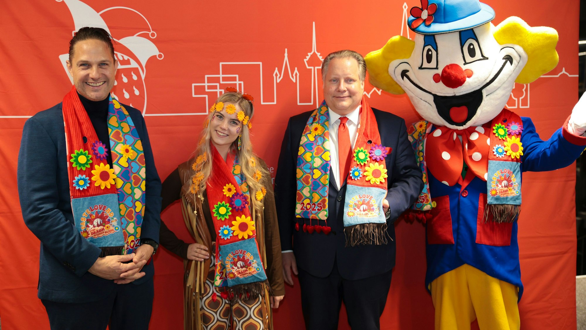 Alexander Berg und Lutz Schade bei der Vorstellung des Mottoschals 2025.