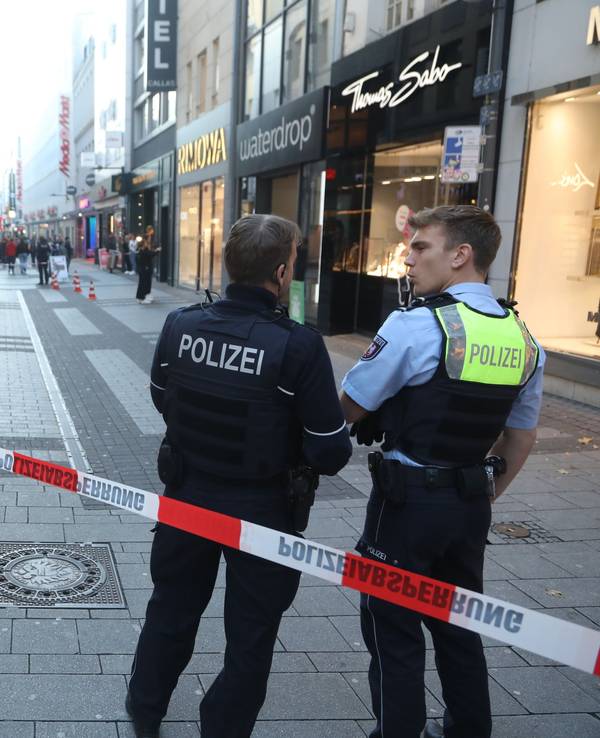 In der Nähe des Wallrafplatzes in der Innenstadt wurde ein Mann durch Messerstiche schwer verletzt. Die Polizei hat den Tatort abgesperrt.