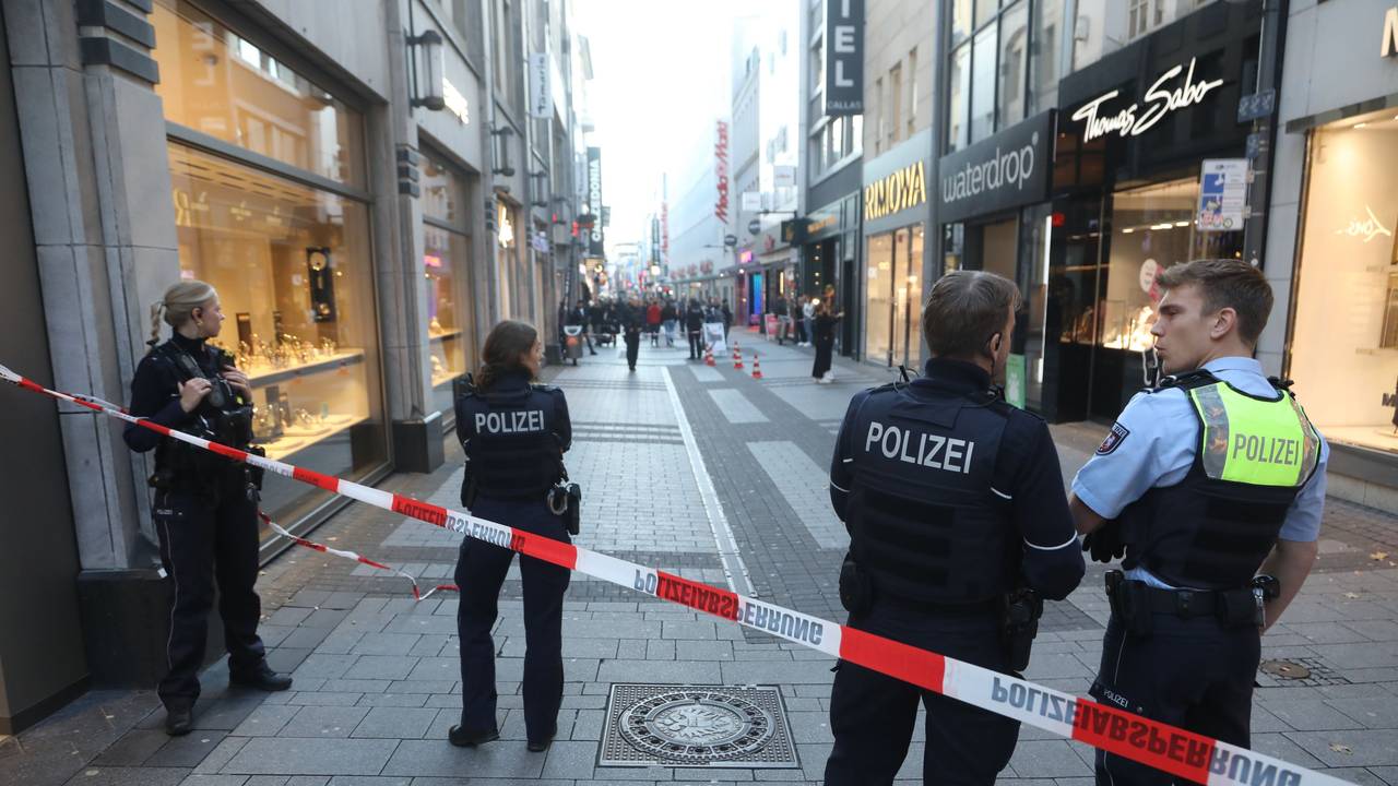 In der Nähe des Wallrafplatzes in der Innenstadt wurde ein Mann durch Messerstiche schwer verletzt. Die Polizei hat den Tatort abgesperrt.