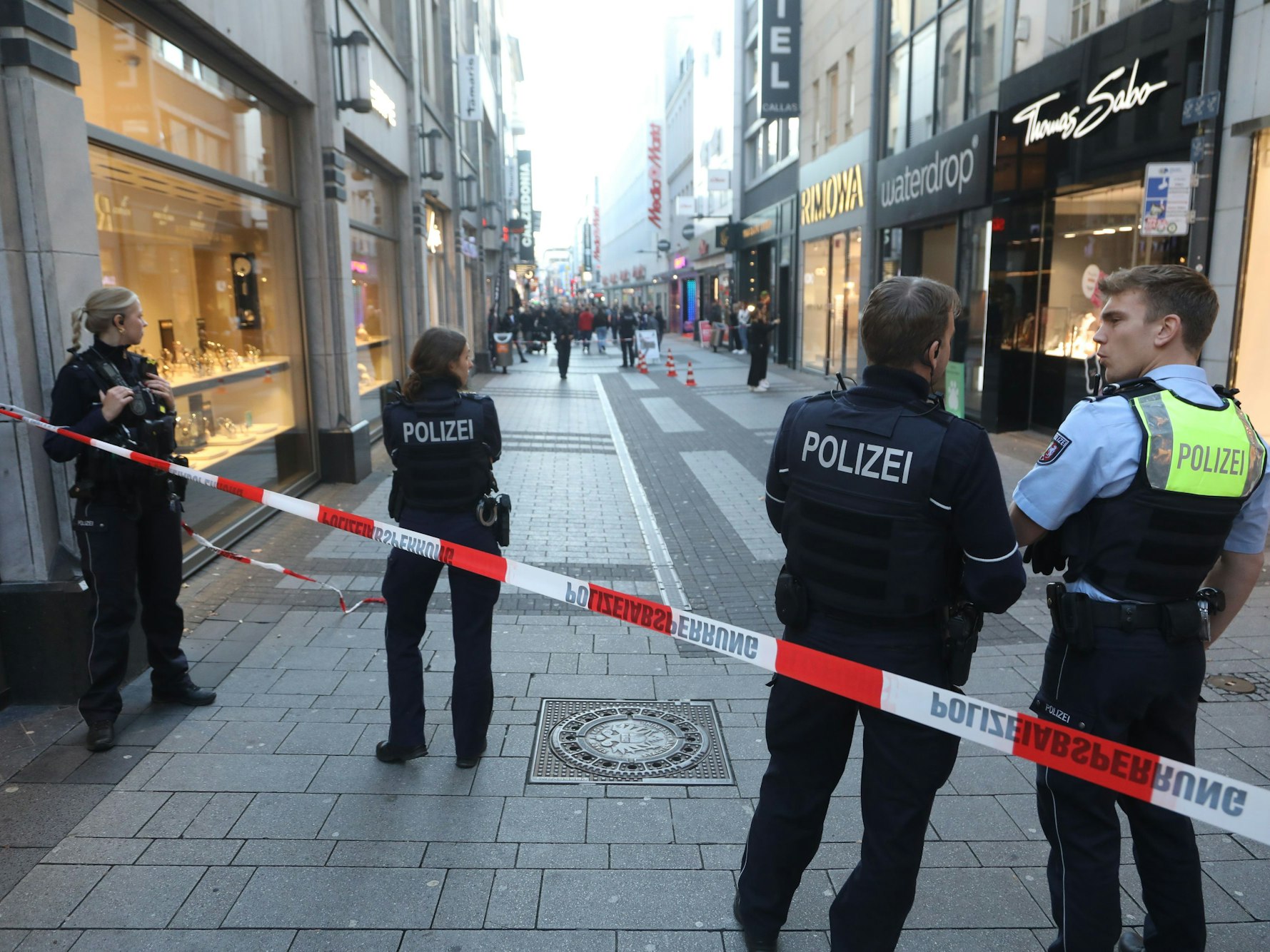 In der Nähe des Wallrafplatzes in der Innenstadt wurde ein Mann durch Messerstiche schwer verletzt. Die Polizei hat den Tatort abgesperrt.