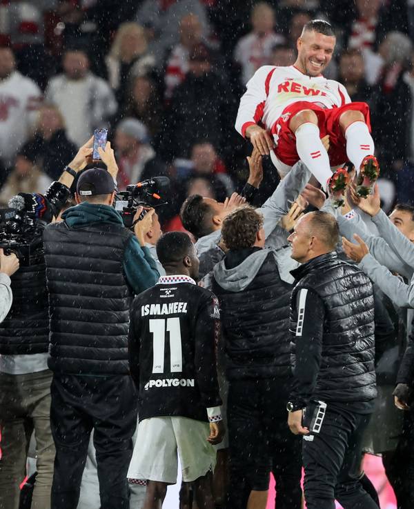 Lukas Podolski wird von seinen Mitspielern in die Luft geworfen.