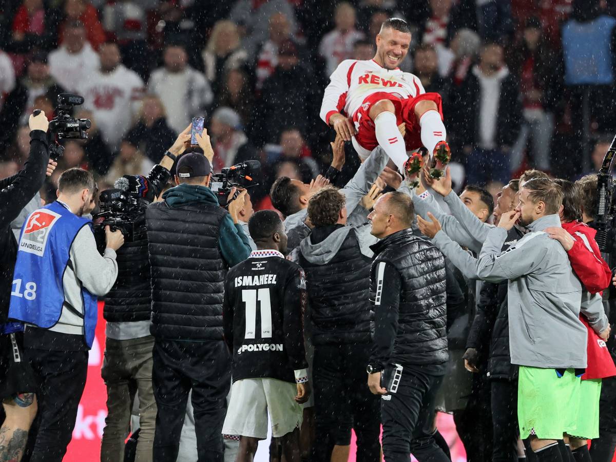 Lukas Podolski wird von seinen Mitspielern in die Luft geworfen.
