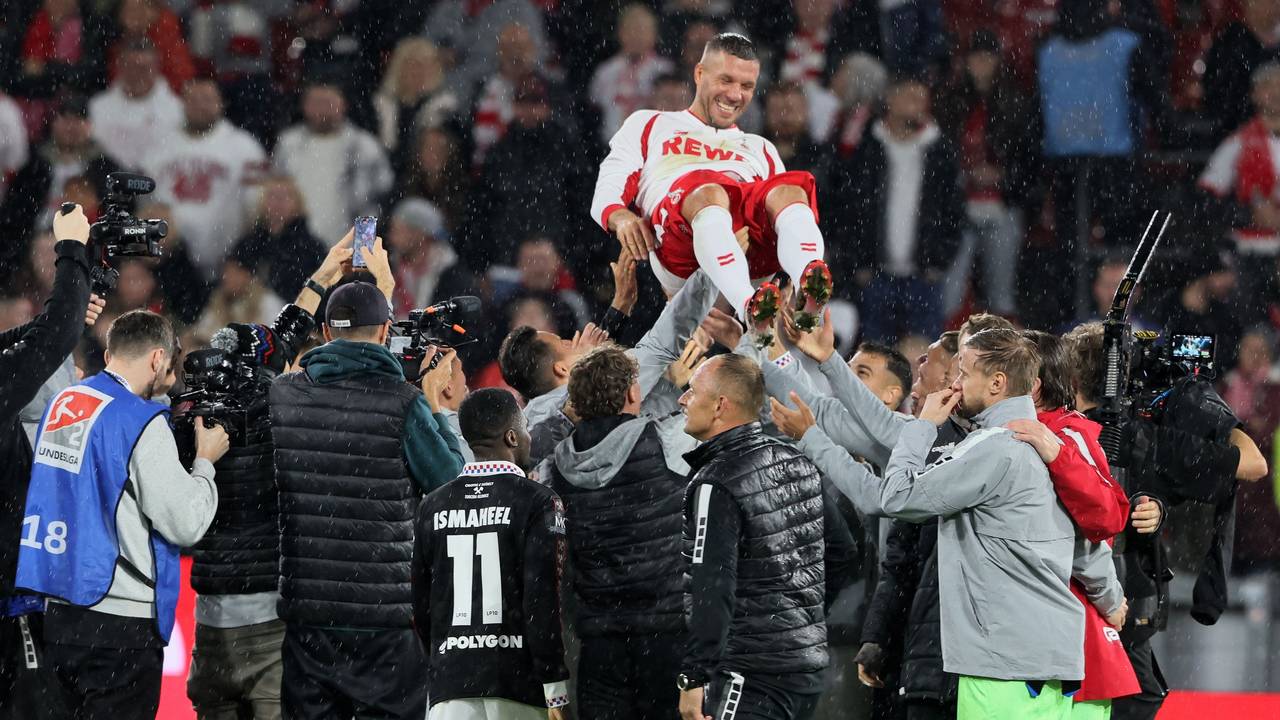 Lukas Podolski wird von seinen Mitspielern in die Luft geworfen.