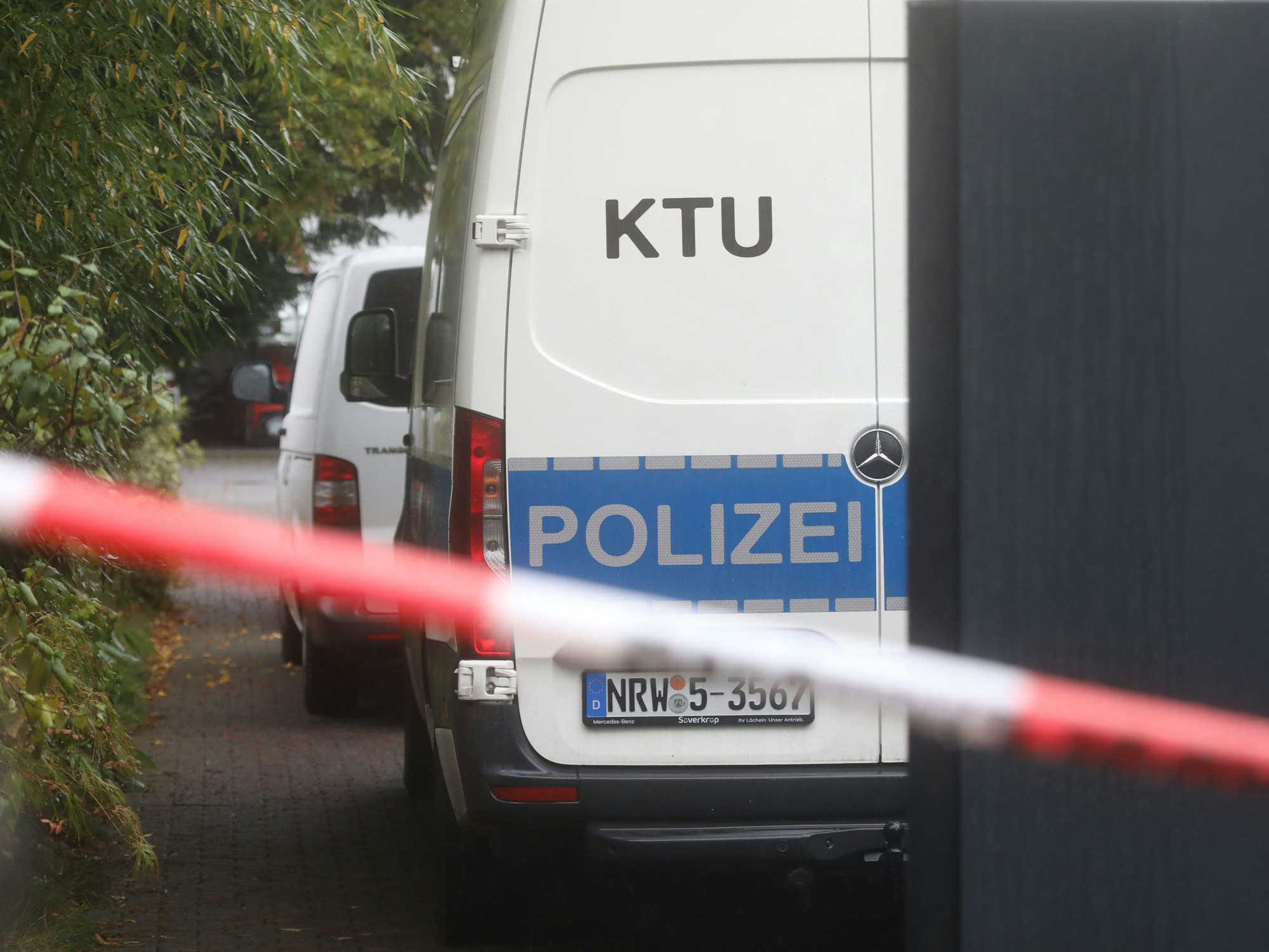 Mord im Nobelviertel in Hahnwald. Die Polizei ermittelt