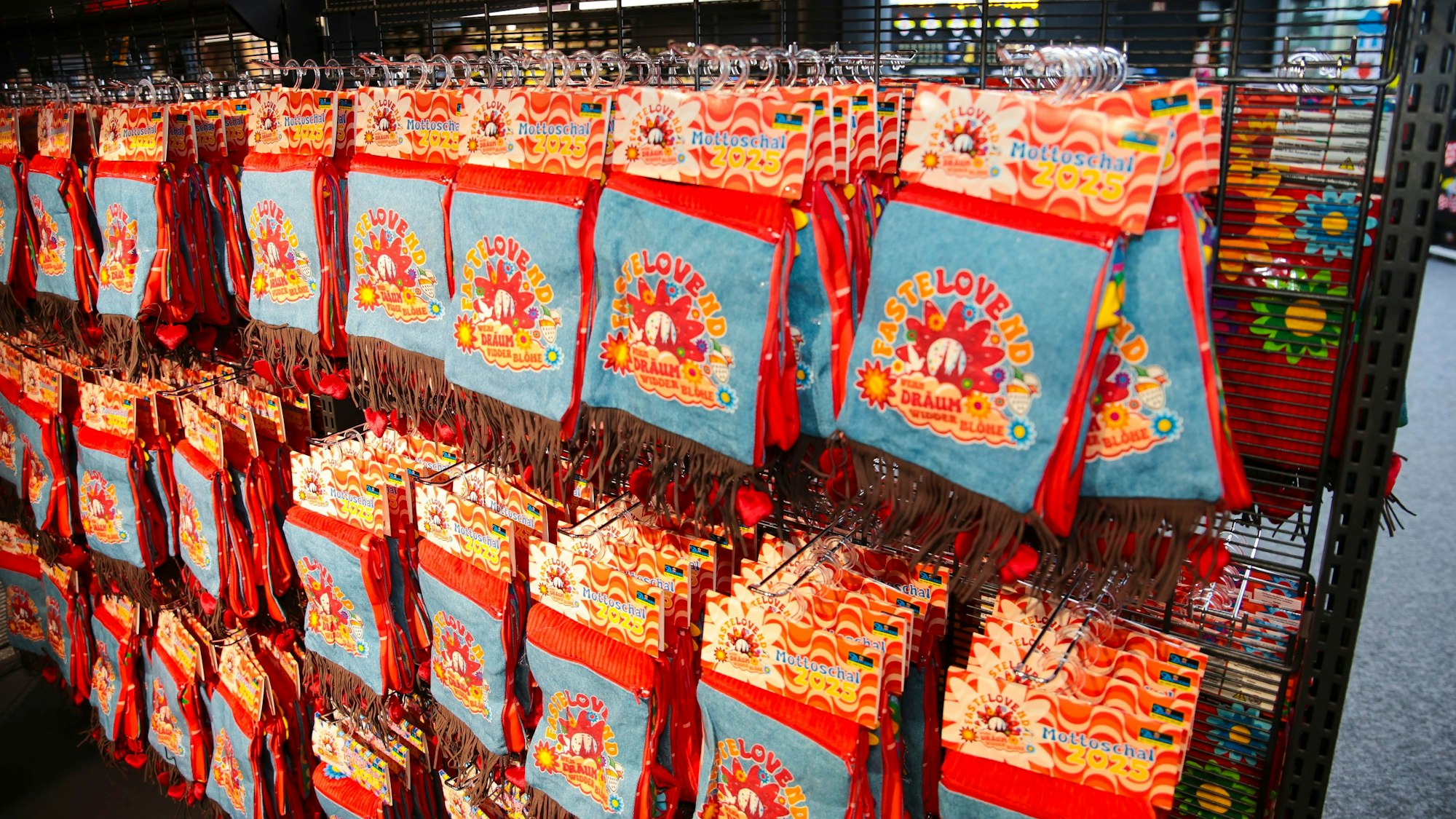 Vorstellung des Mottoschals 2025 des Kölner Karnevals.