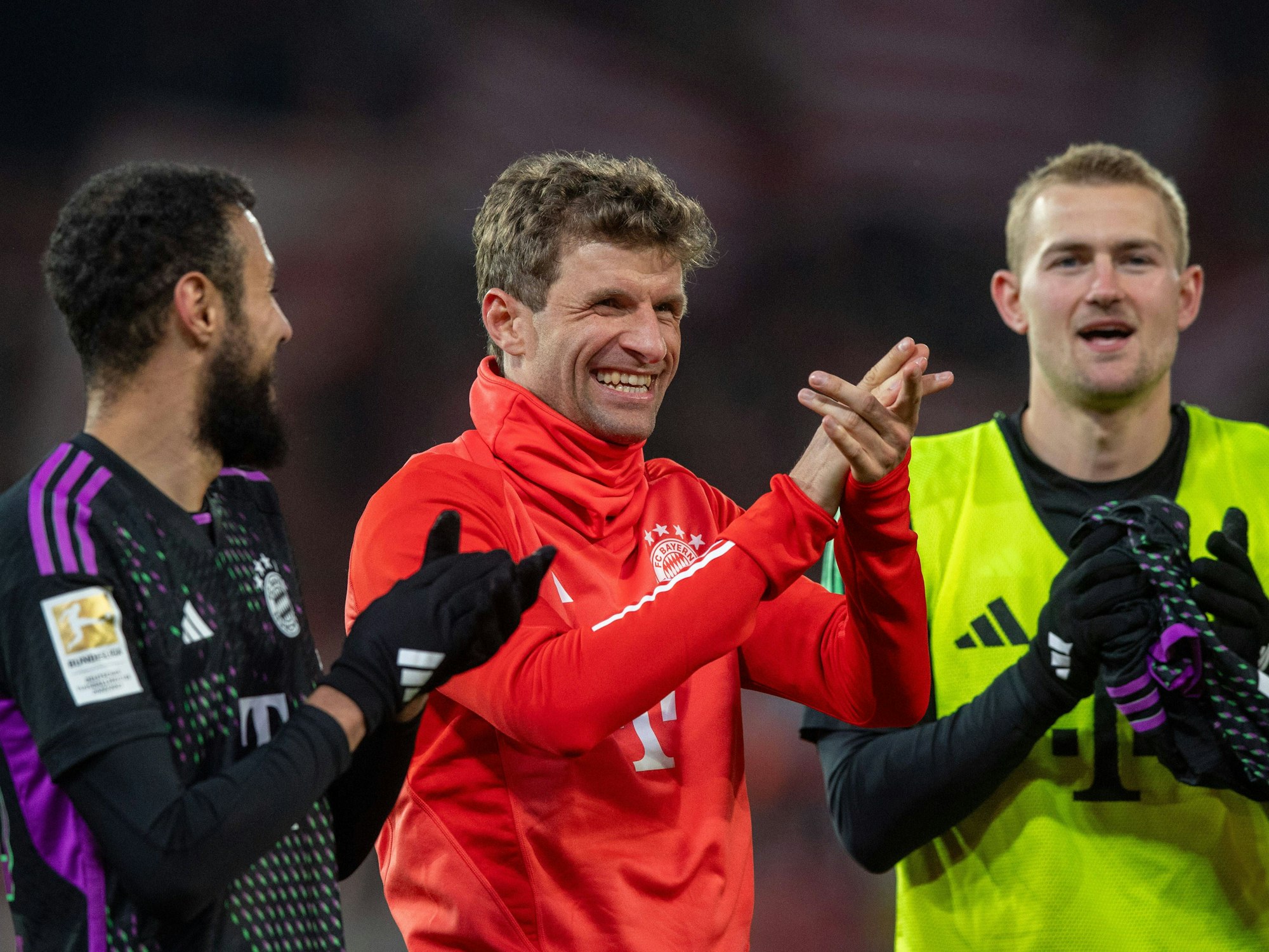 Matthijs de Ligt (r.), hier am 20. April 2024 mit Thomas Müller und Nouassir Mazraoui.