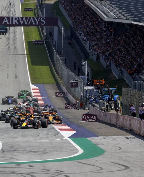 Start des Formel-1-Rennens in Österreich, im Vordergrund fährt Red-Bull-Star Max Verstappen.