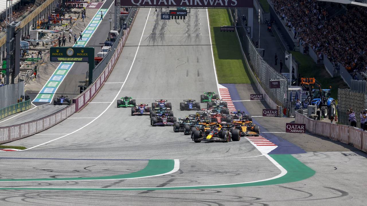 Start des Formel-1-Rennens in Österreich, im Vordergrund fährt Red-Bull-Star Max Verstappen.